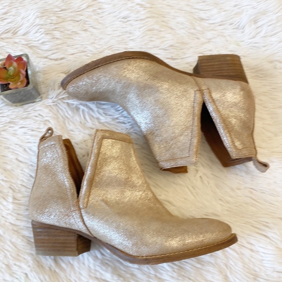 - DIBA Later On V Cut Out Metallic gold shimmer heel ankle bootie women’s 6 - Picture 6 of 10